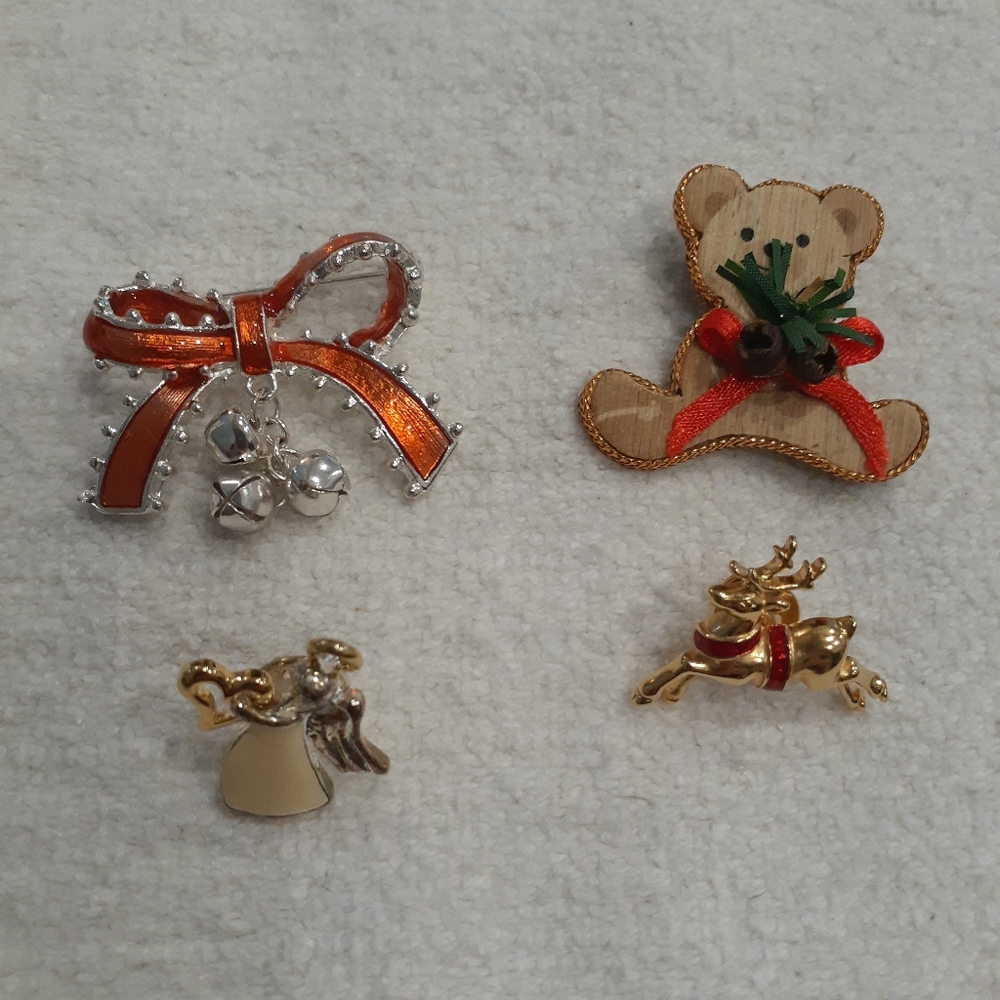 Set of 4 vintage christmas pins/brooches